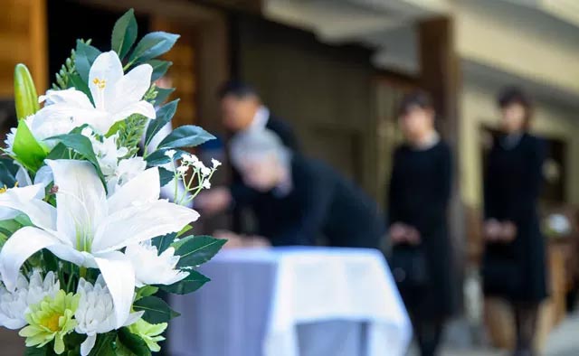 大田区葬儀相談室が大田区で白い供花を前に家族の葬儀打ち合わせを行う場面