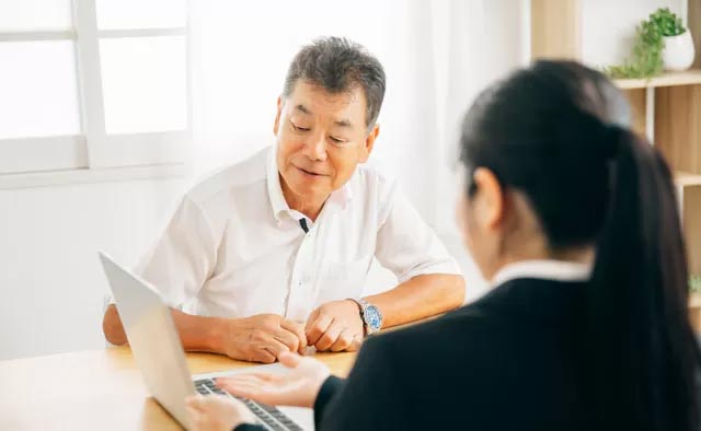 大田区葬儀相談室が自宅で葬儀の相談を受ける様子