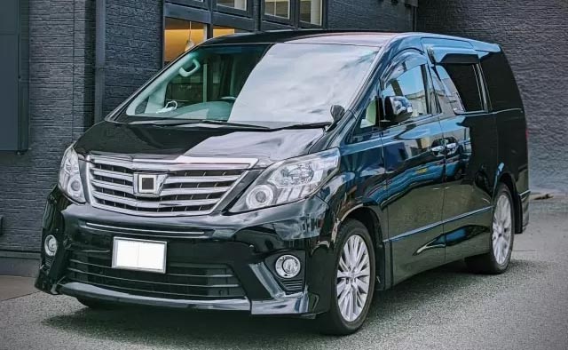 大田区葬儀相談室の寝台車が住宅前で故人を搬送するために停車している