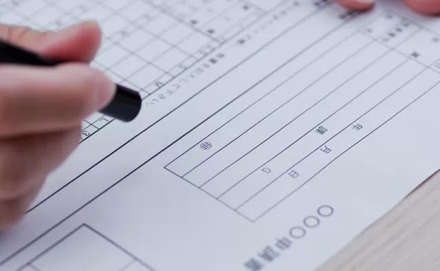 大田区葬儀で手続書類に記入する様子を大田区葬儀相談室がサポートする場面