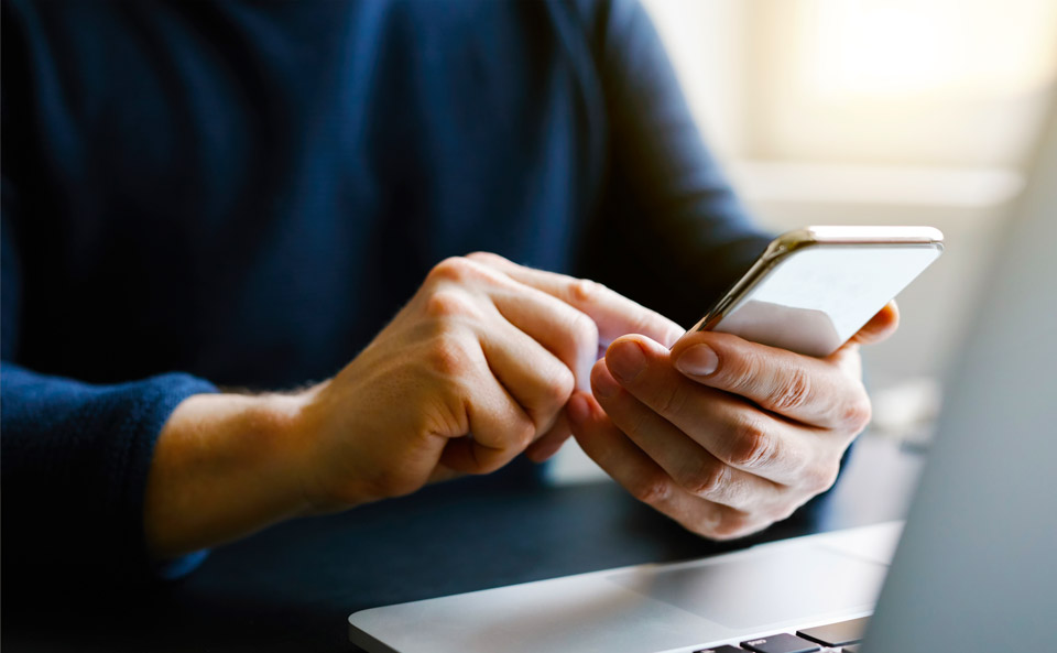 大田区葬儀相談室が大田区でスマートフォンで搬送相談を受ける手元のアップ