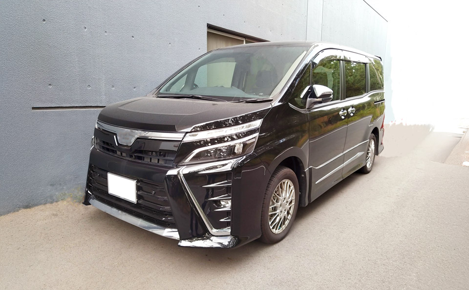 大田区葬儀相談室が大田区で黒い寝台車の搬送を行うバンを病院前で待機させている