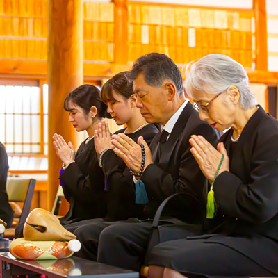 大田区葬儀相談室が大田区で親族が数名で僧侶と共に読経する家族葬の参列風景
