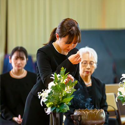 大田区葬儀相談室の家族葬で女性が線香を手向ける告別式の様子