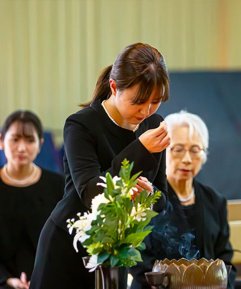 大田区葬儀相談室の女性喪主が祭壇に線香を手向ける大田区　葬儀の場面