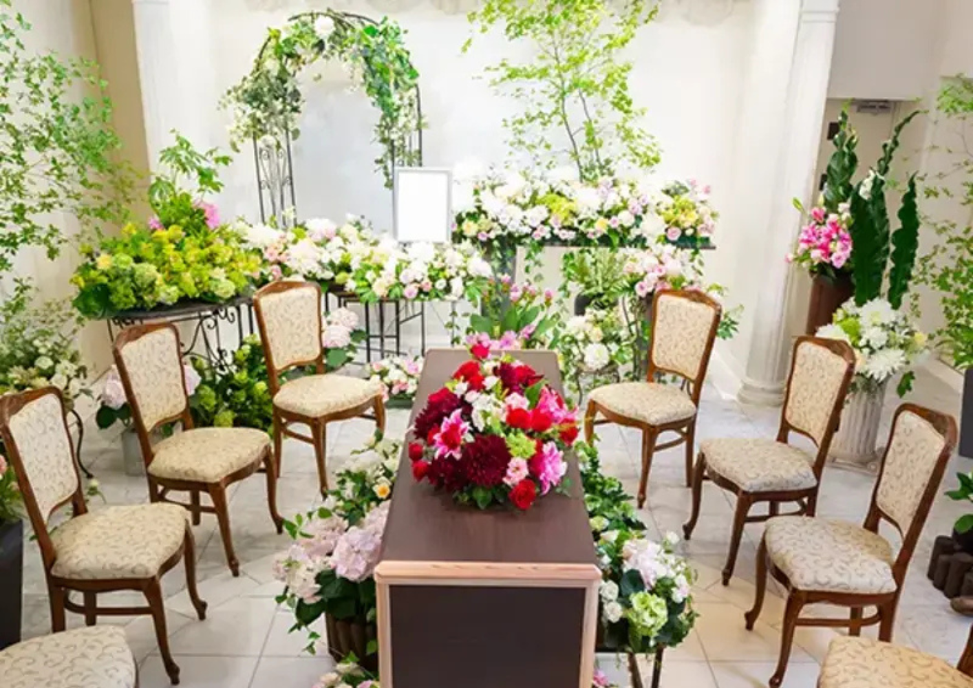 大田区葬儀相談室が飾った祭壇と椅子が並ぶ室内葬儀会場