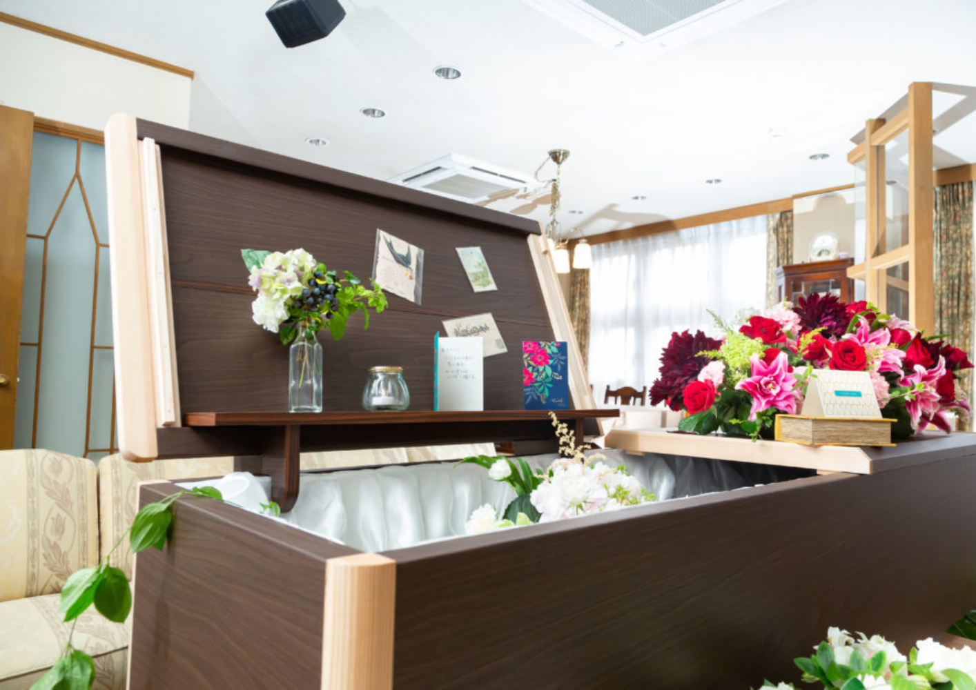 大田区葬儀相談室が飾った花いっぱいの棺と祭壇で見送る葬儀風景