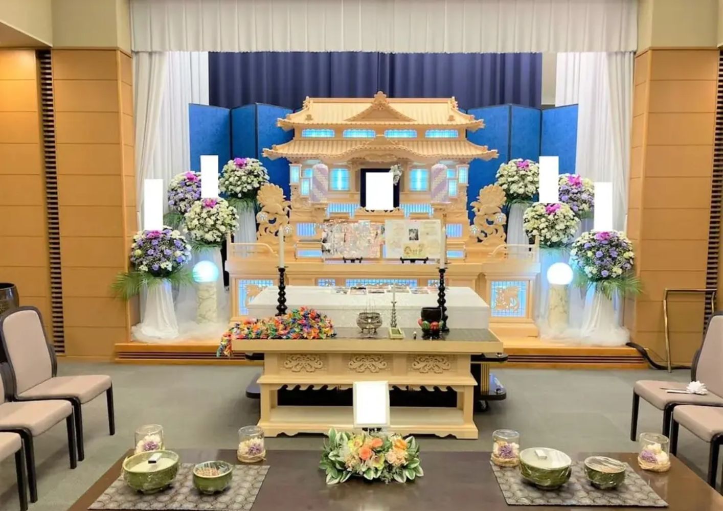 大田区葬儀相談室による祭壇が飾られた一般葬の式場セットアップと花飾り、遺影スペース。