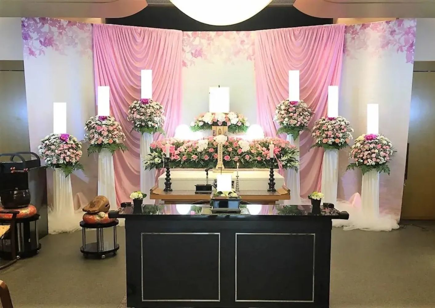 大田区葬儀相談室が大田区でピンクの花祭壇を整えた式場の全景