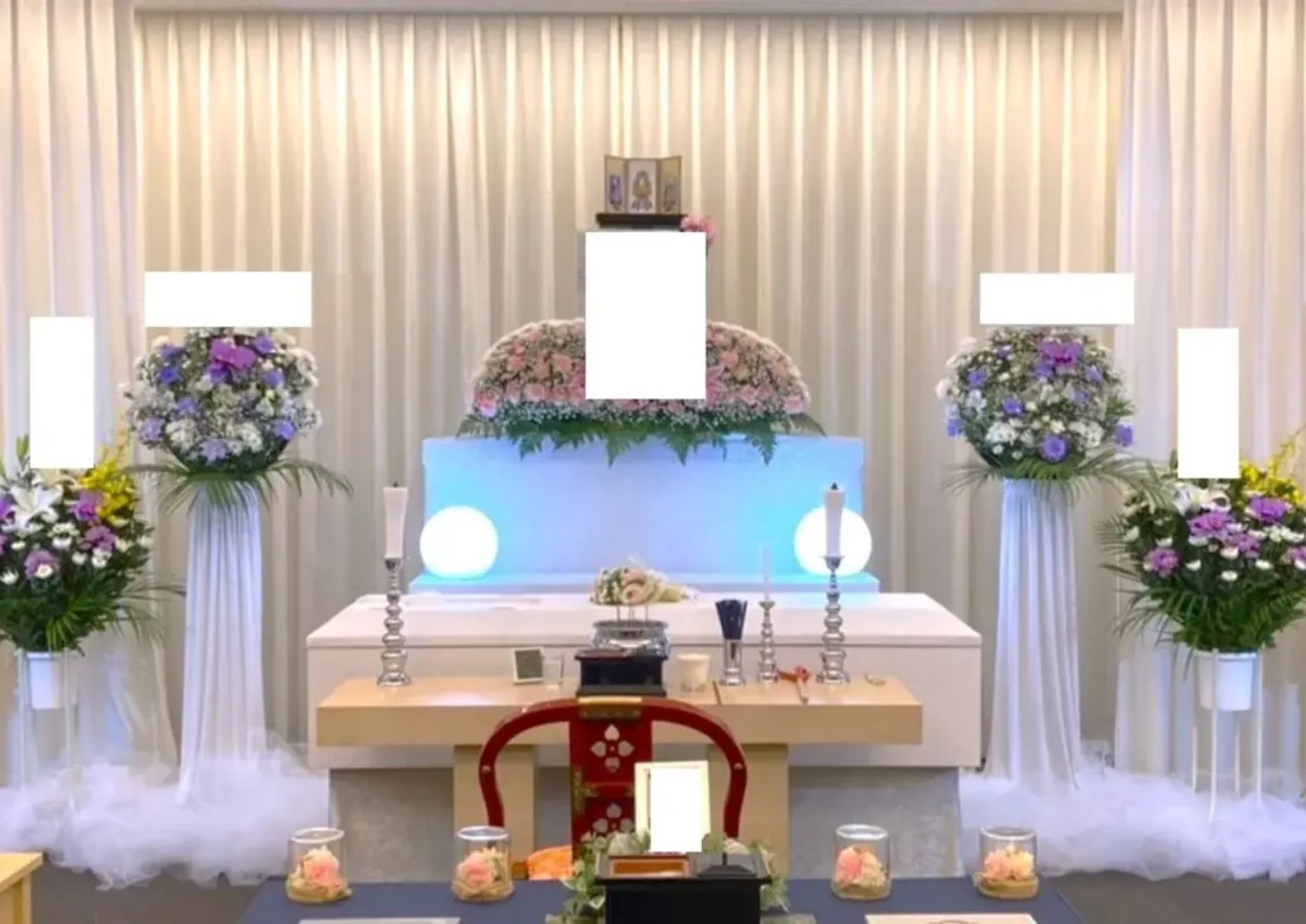 大田区葬儀相談室が大田区で白カーテン前にピンクと紫の花祭壇を飾った葬儀会場