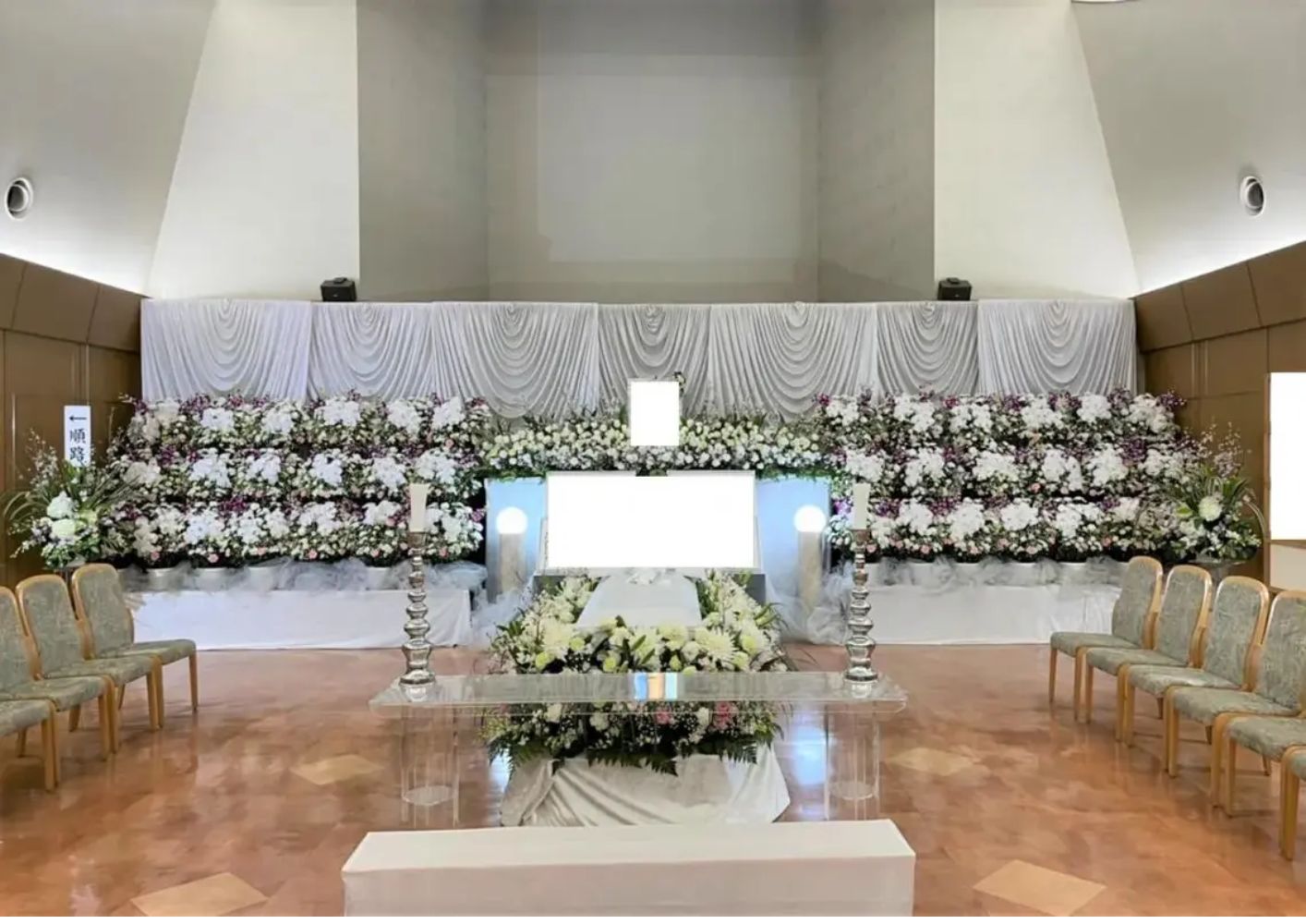 大田区葬儀相談室が一般葬プランで飾った白い花祭壇と棺が並ぶ式場風景