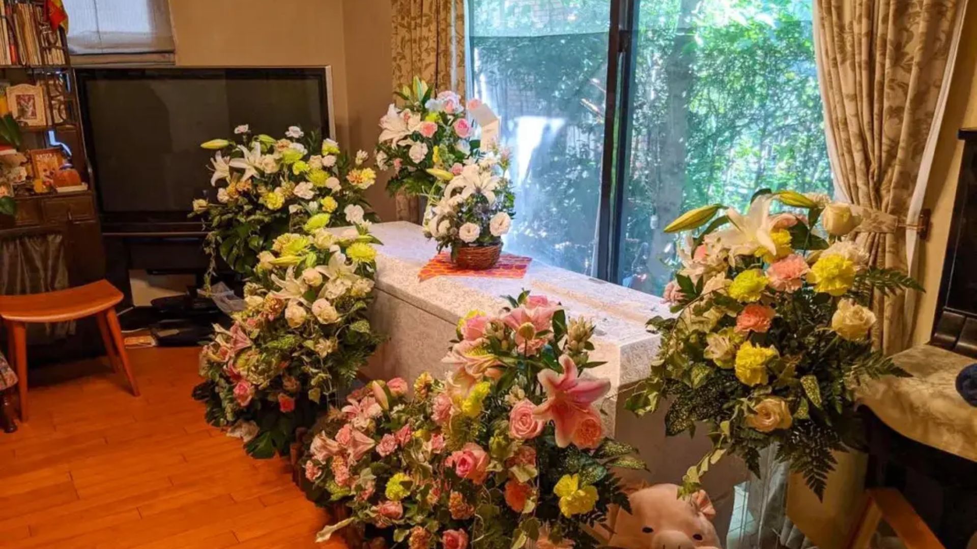 大田区葬儀相談室が自宅で飾ったピンクと白の花祭壇と棺を並べた葬儀風景