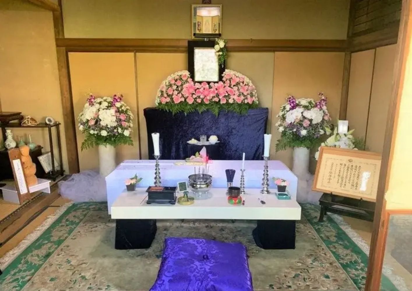 大田区葬儀相談室が自宅で飾ったピンクの花を中心とする和室の祭壇、