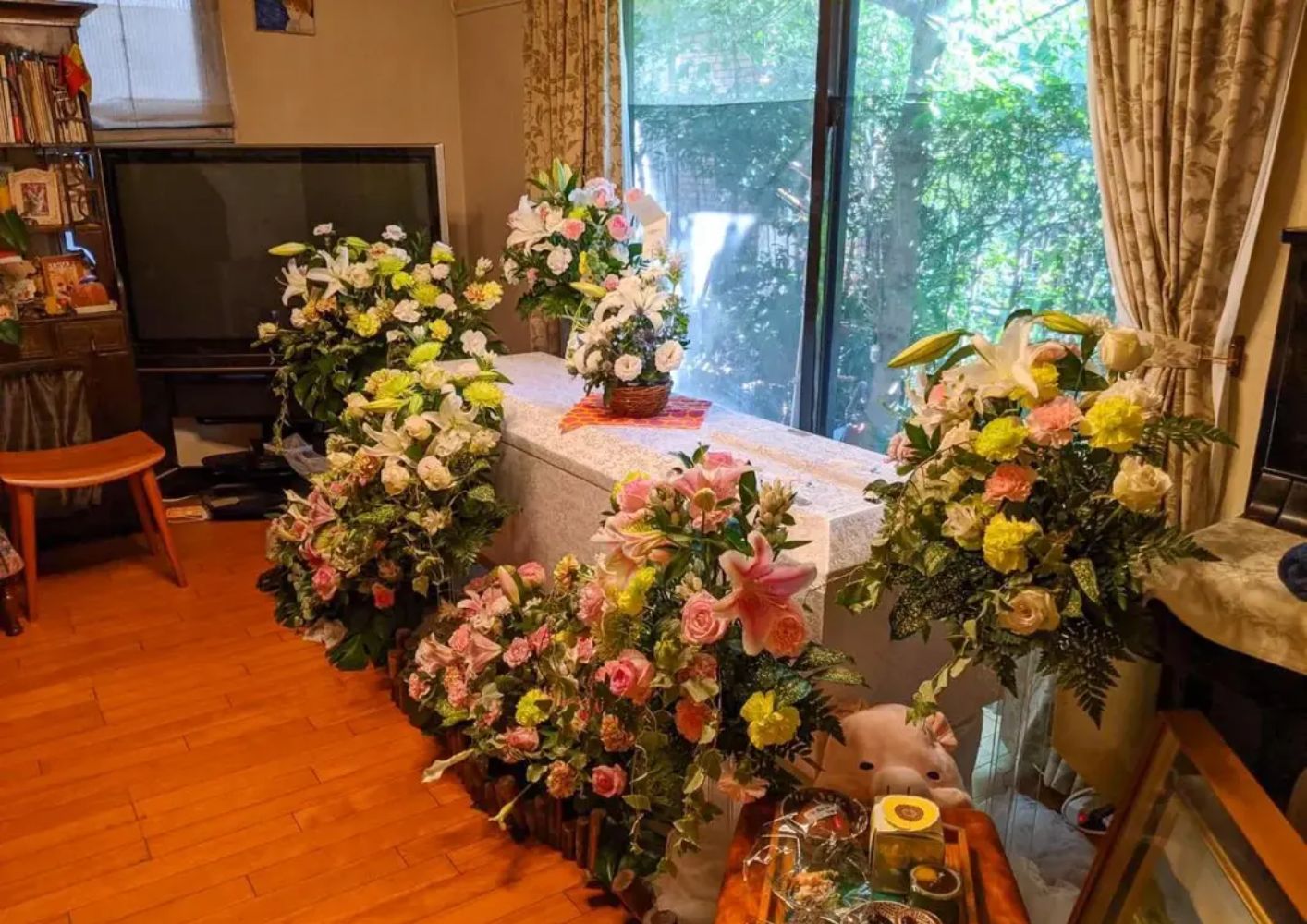 大田区葬儀相談室が大田区の自宅で花に囲まれた棺を飾る葬儀の様子