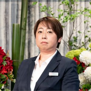 大田区葬儀相談室の桑原侑希が葬儀相談で話し掛ける表情のポートレート