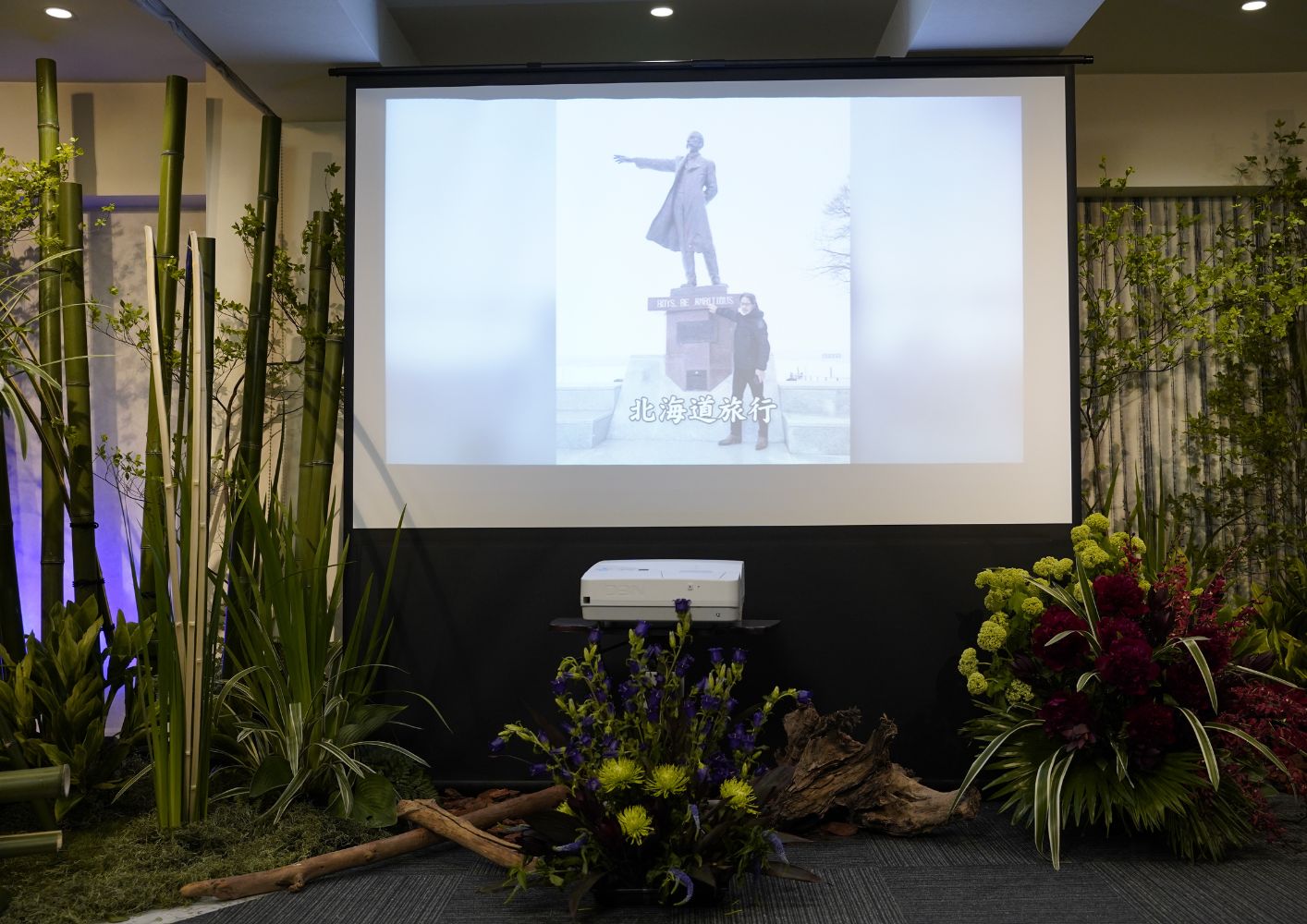 大田区葬儀相談室が家族葬の式場で写真スライドを投影している大田区 葬儀