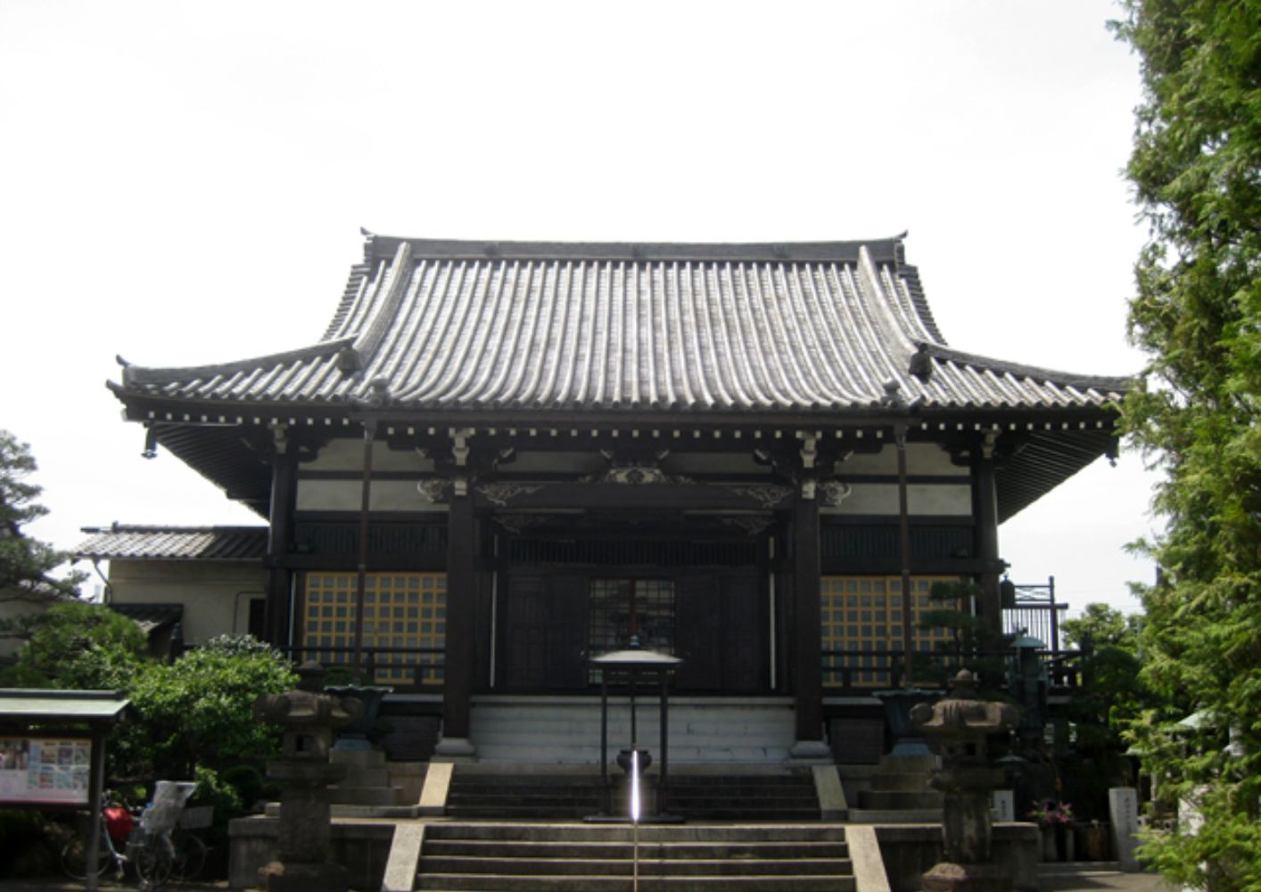 大楽寺の本堂前で参拝者が手を合わせる大田区 葬儀に対応する大田区葬儀相談室案内