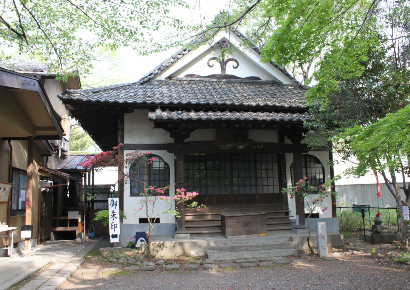 大田区葬儀相談室が案内する庭木と欄干のある宝珠院本堂の斎場風景