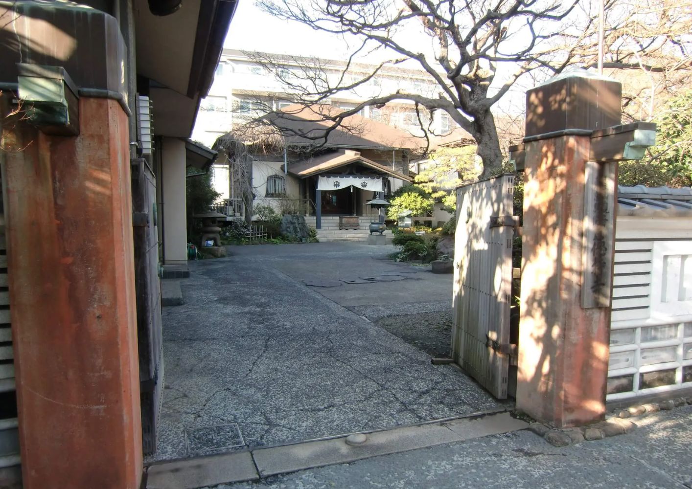 大田区葬儀相談室が紹介する池上の徳持寺境内に続く開いた山門と本堂の入口