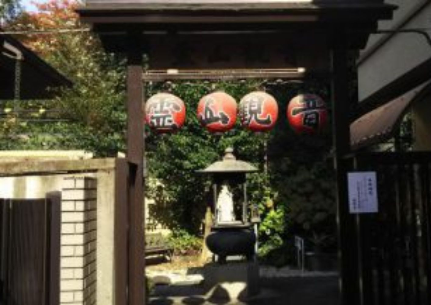 大田区葬儀相談室が大田区の寺院入口で提案する葬儀会場の提案看板